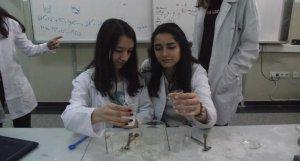 Kimya Laboratuvarımızda 9. Sınıflarımız Deney Yapıyorlar