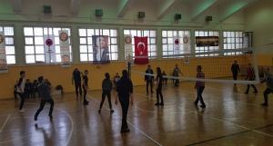 Öğretmenler ve 12A Voleybol Karşılaşması