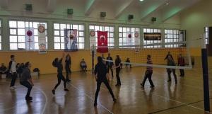 Öğretmenler ve 12A Voleybol Karşılaşması