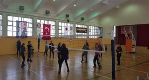 Öğretmenler ve 12A Voleybol Karşılaşması