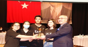 Bilgi Yarışması Birincisi İzmir Fen Lisesi