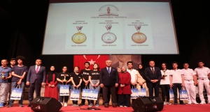 Bilgi Yarışması Birincisi İzmir Fen Lisesi