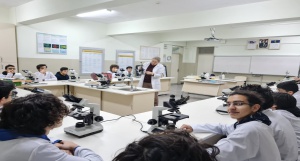 Biyoloji Laboratuvarında 9. Sınıflarımızın Mikroskop Kullanımı