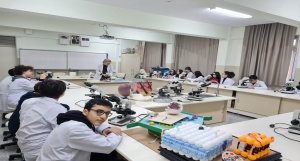 Biyoloji Laboratuvarında 9. Sınıflarımızın Mikroskop Kullanımı
