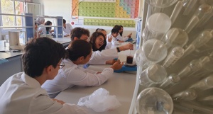 İlk Kez Önlük Giyen Dokuzuncu Sınıflarımız Kimya Laboratuvarında Deney Yaptılar