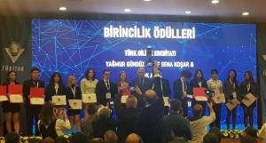 55.si Düzenlenen TÜBİTAK 2204A Lise Öğrencileri Araştırma Projeleri Yarışması İzmir Bölgesinde İki Birincilik Bir İkincilik Aldık