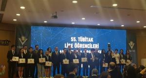 55.si Düzenlenen TÜBİTAK 2204A Lise Öğrencileri Araştırma Projeleri Yarışması İzmir Bölgesinde İki Birincilik Bir İkincilik Aldık