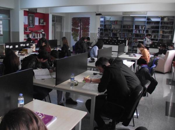 İzmir Fen Lisesinin Gururu Yaşayan Kütüphanemiz