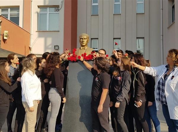 Öğrencilerimiz Atatürk Büstünü Kırmızı Karanfillerle Donattılar
