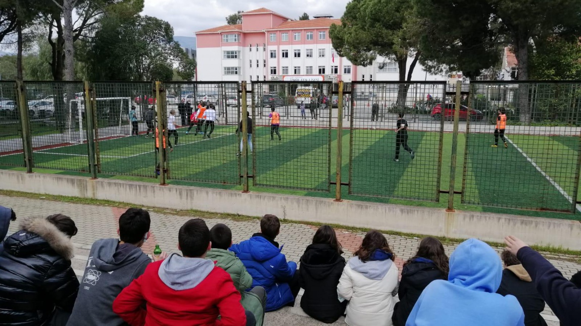 Okulumuz Halı Sahasında Futbol Müsabakaları Başladı