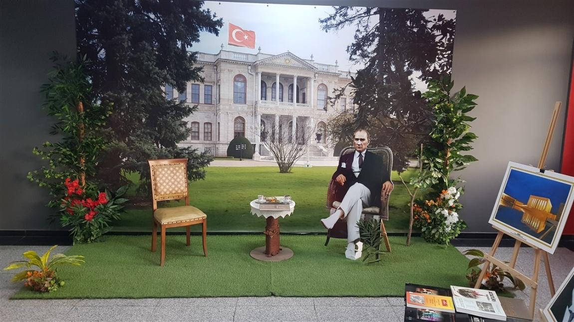 Öğrencilerimiz Atatürk Köşemize Yoğun İlgi Gösterdi